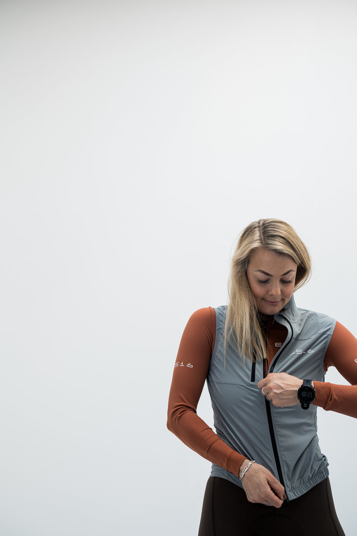 ES16 Supreme Vindvest Grey