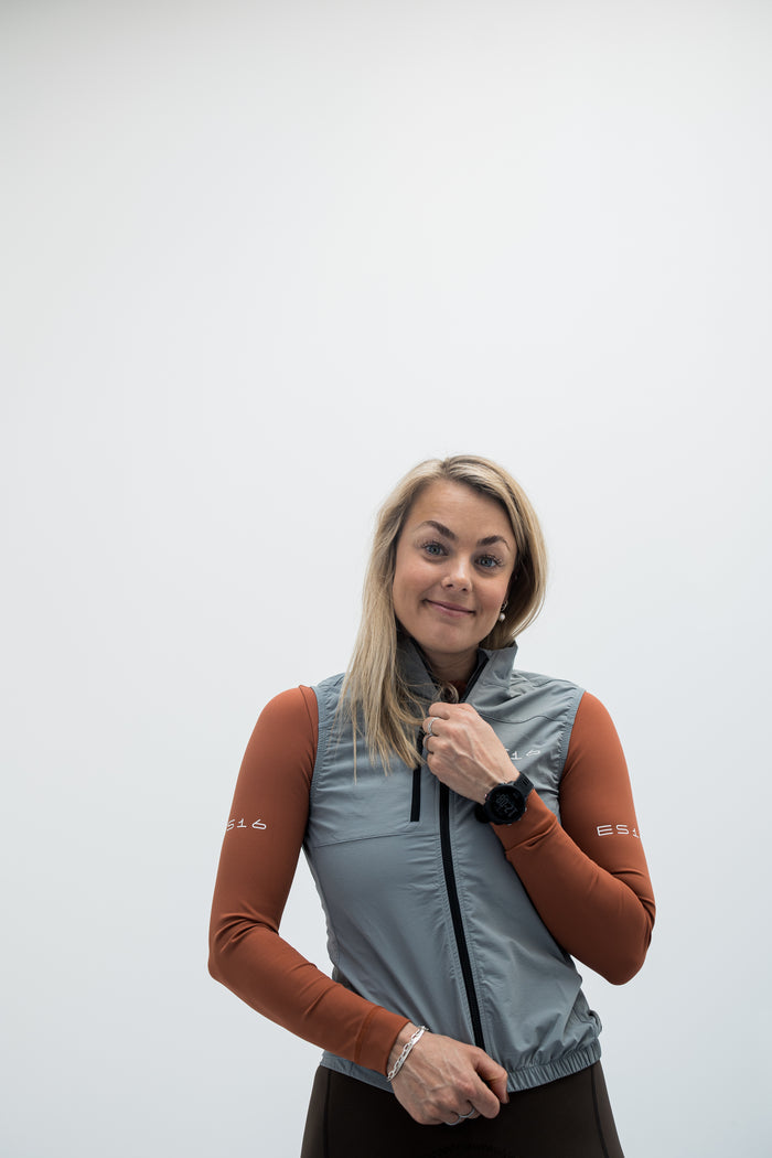 ES16 Supreme Vindvest Grey