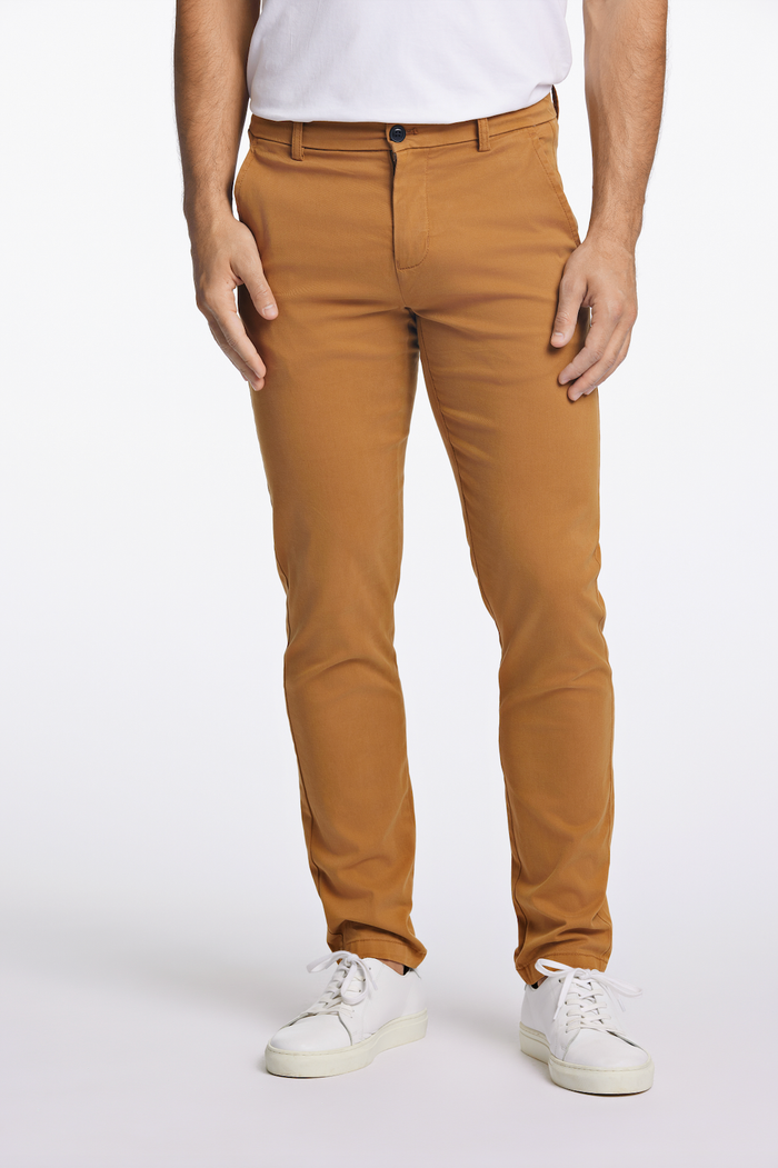 Lindbergh SuperFlex men's chino pants in style 30-005044US, beige fabric, slim fit, front pockets, and belt loops.