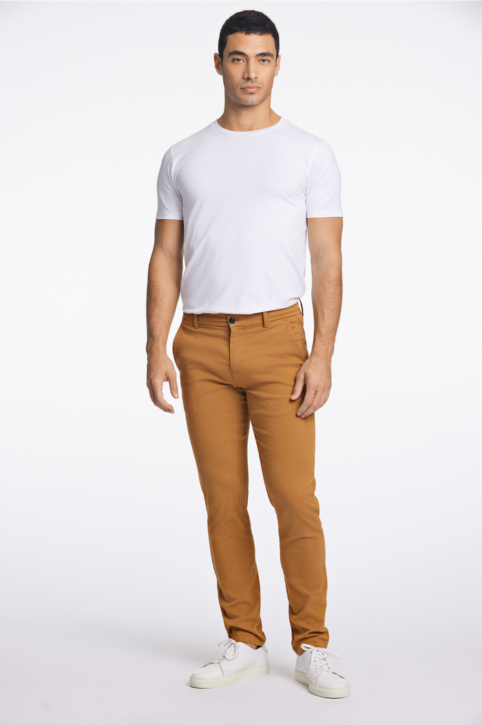 Lindbergh SuperFlex men's chino pants in style 30-005044US, featuring a classic fit, beige fabric, and front pockets.